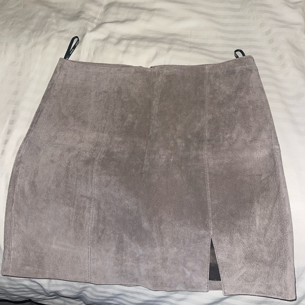 Super chic suede BlankNYC taupe color skirt.
